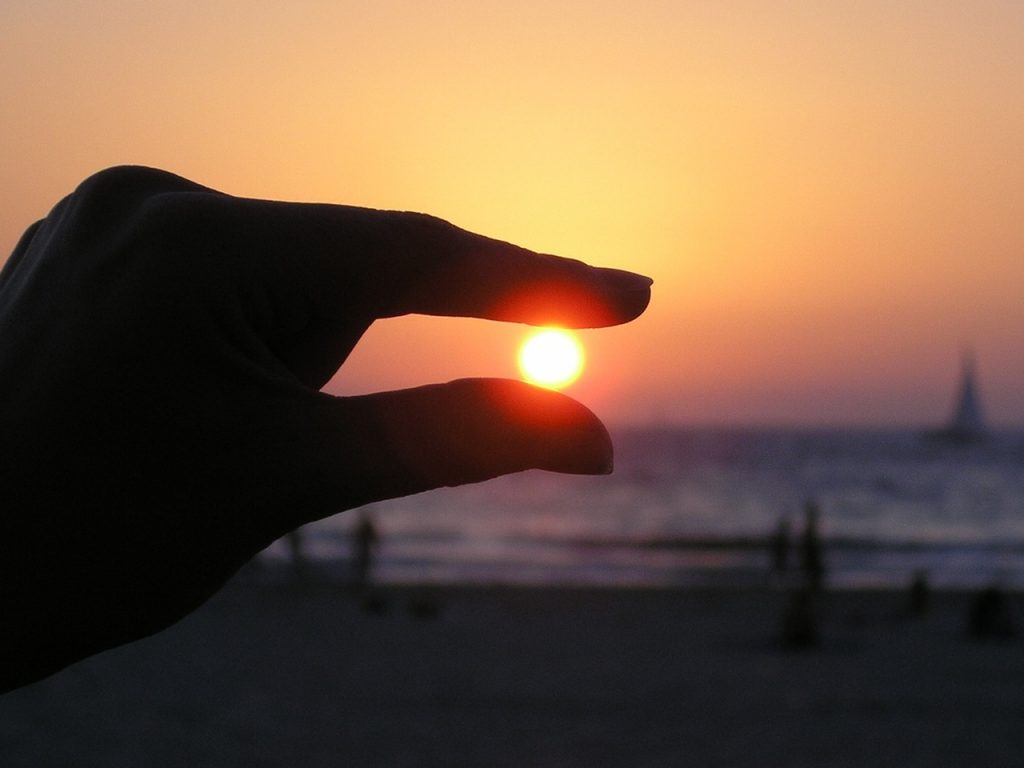 sun-in-the-hand-fingers-sunset-silhouette-39515