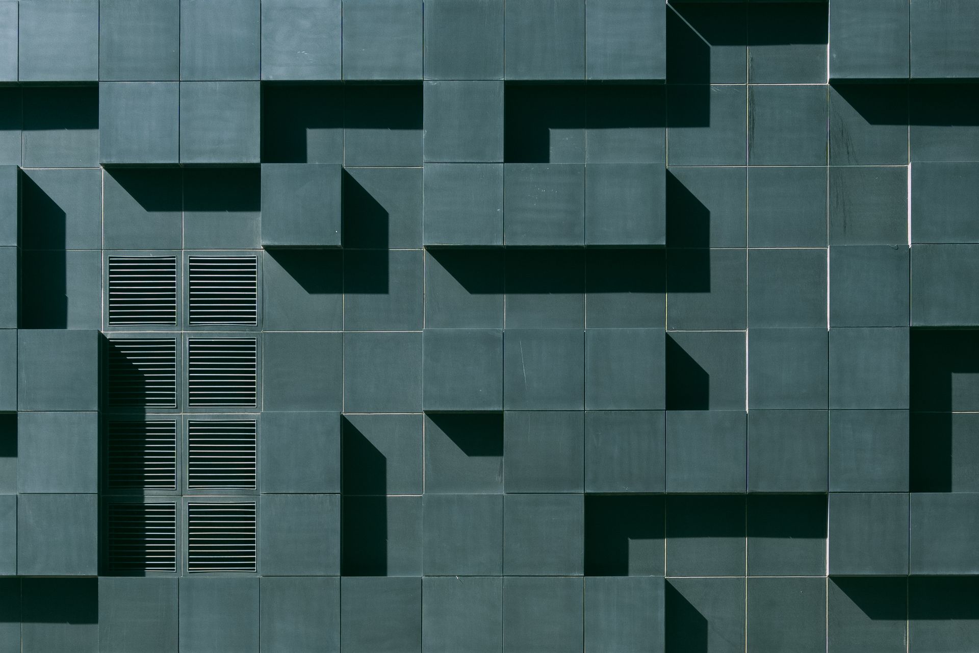 Dark green geometric tile grid with sharp shadows evoking CSS centering alignment